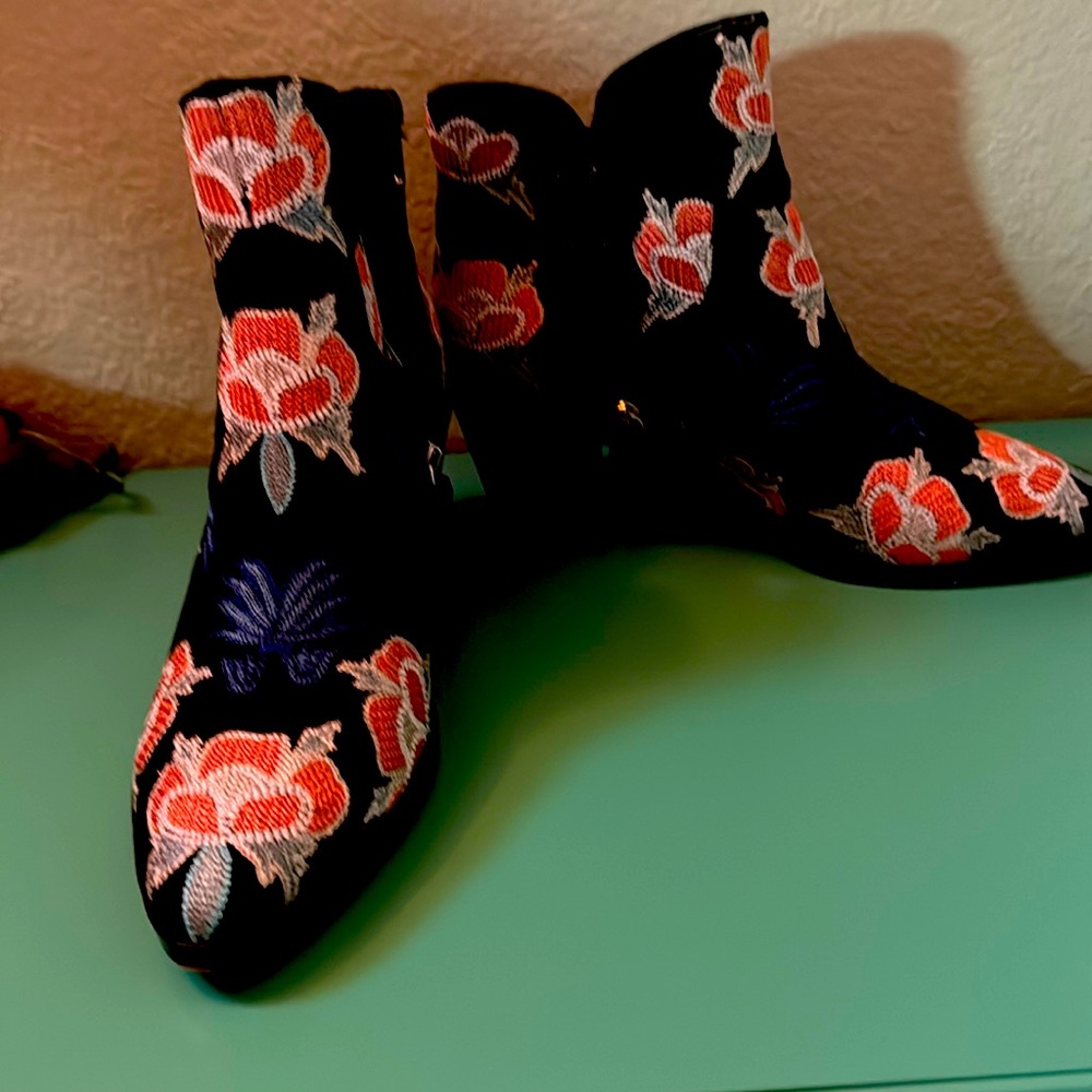 Stylish boot you can wear all year long. A3’ heel embroidered on black stand out